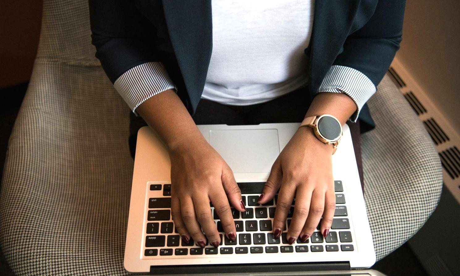 Analyste examinant des documents financiers détaillés