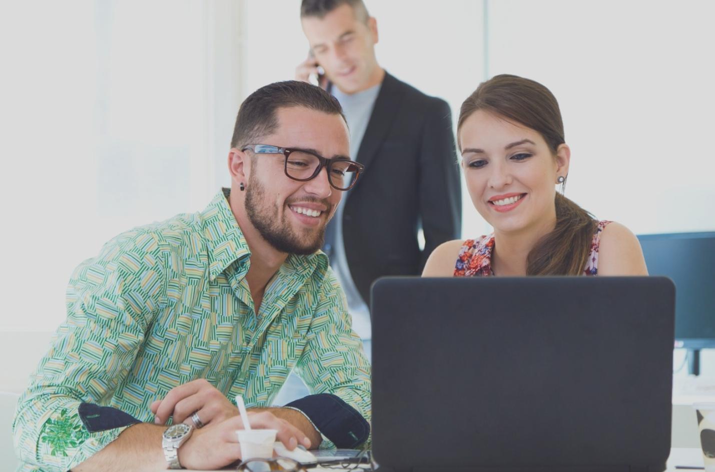 Graphiques et analyses financières sur écran d'ordinateur