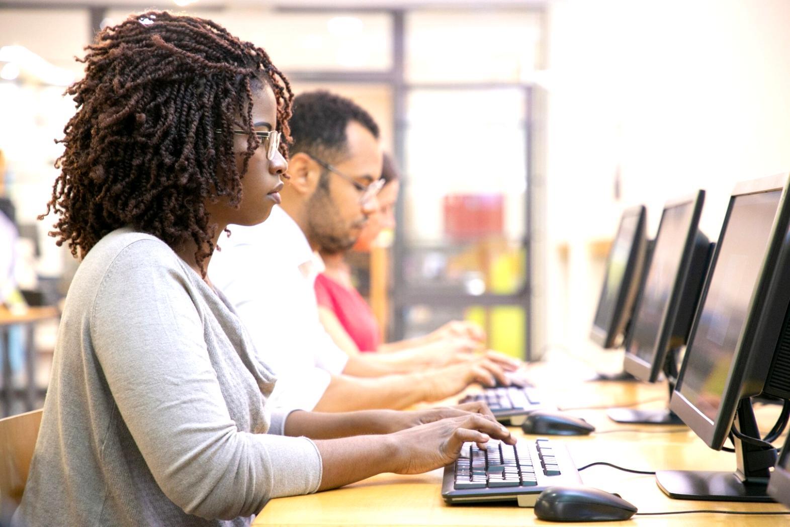 Documents financiers organisés sur un bureau