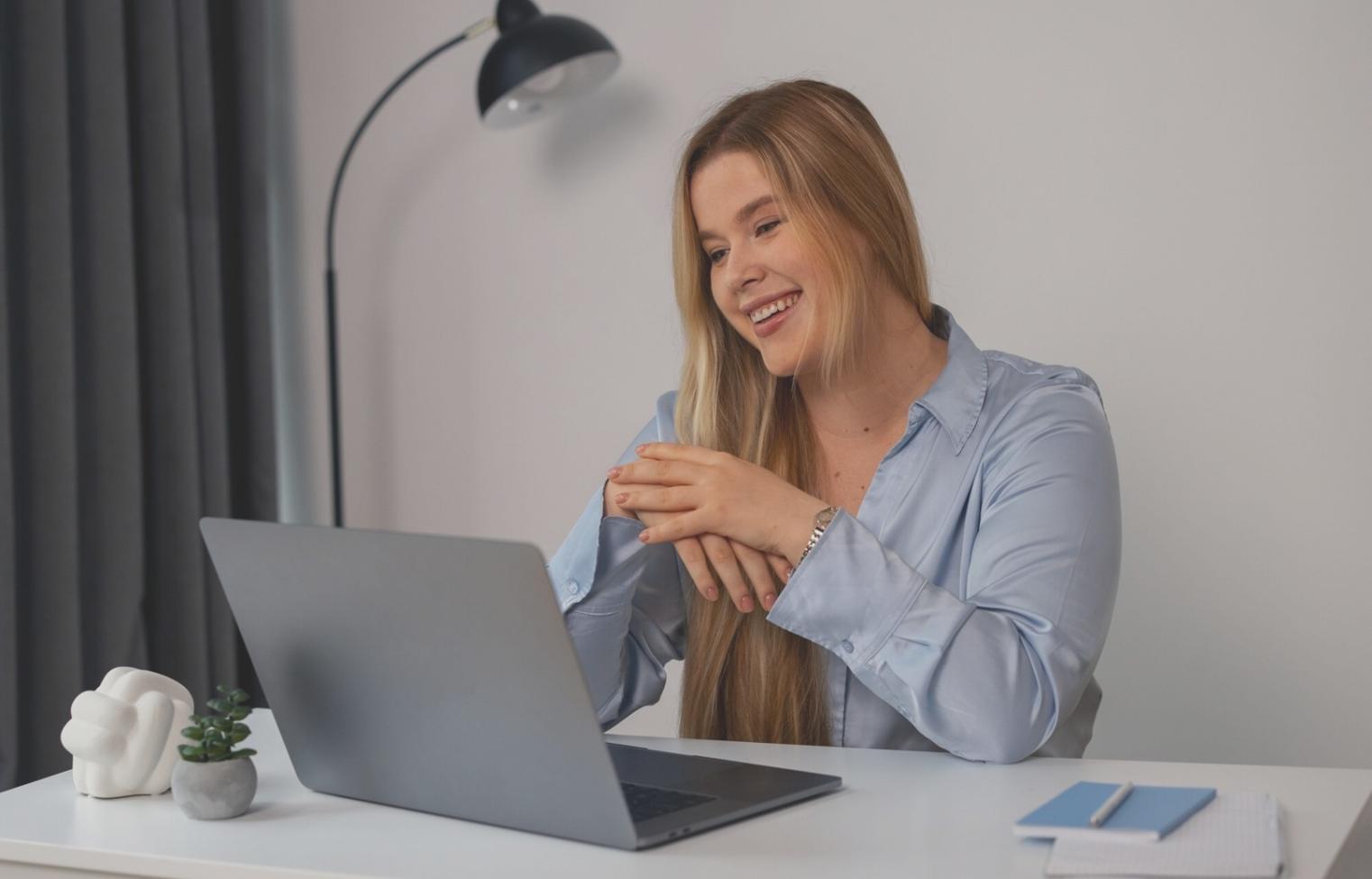 Bureau moderne avec documents financiers et analyses sur écran